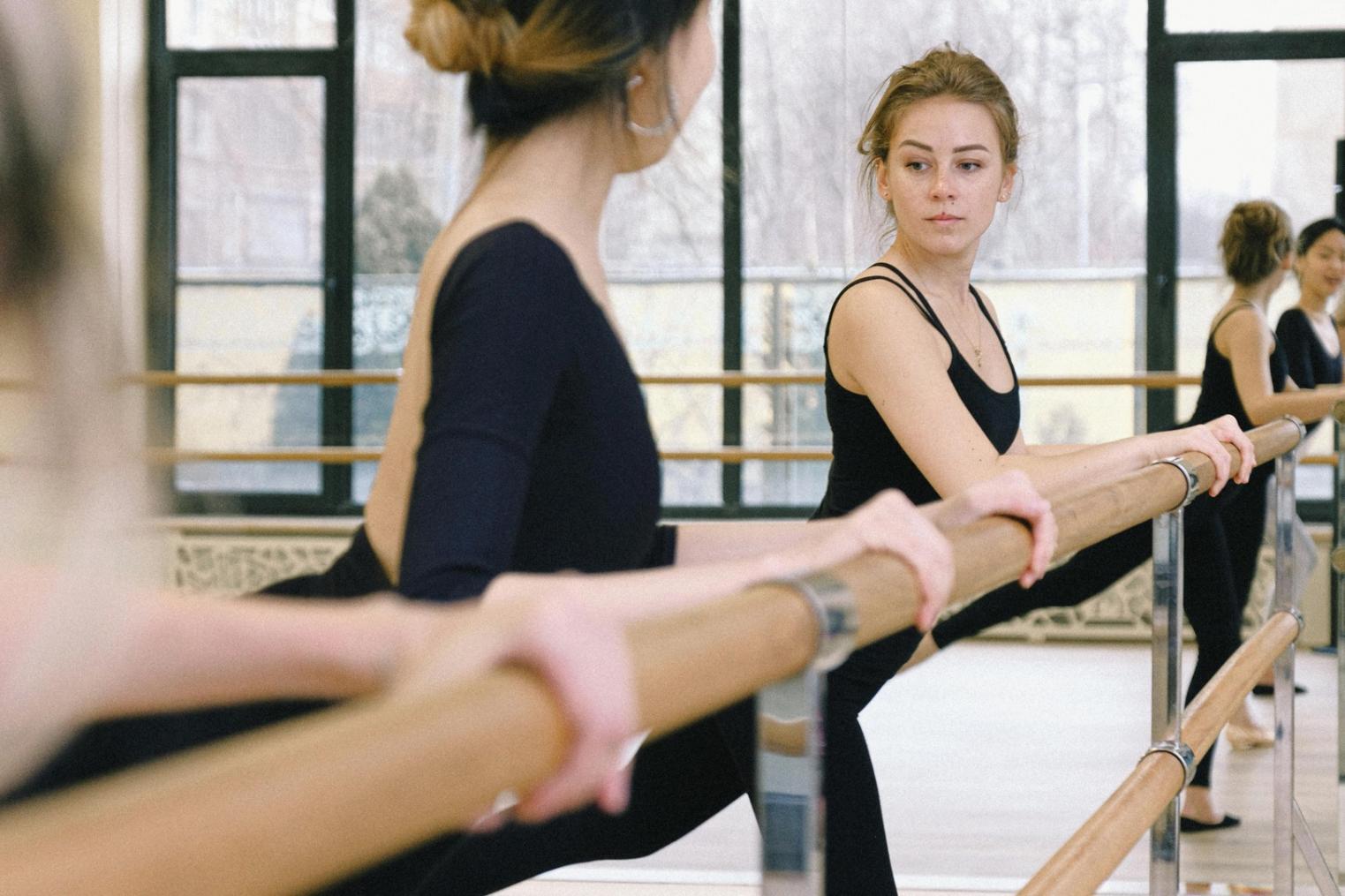 Partner dansı yapan iki kişi - hareket ve bağlantı